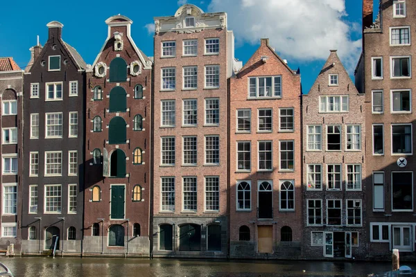 Casas antiguas en Amsterdam, Países Bajos . — Foto de Stock