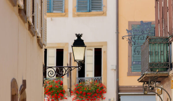 Винтажная лампа на стене здания
