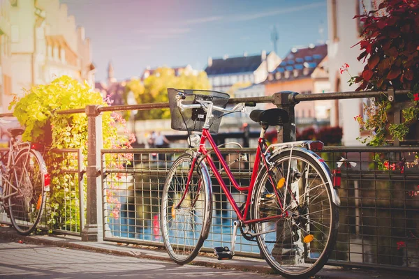 Vintage Rowerów Pobliżu Poręczy Ulicy Miasta Strasburg Francja Czas Jesieni — Zdjęcie stockowe