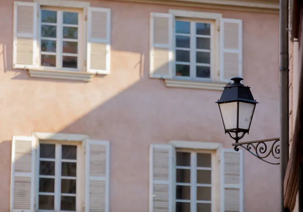 Vintage lampa na připojené ke zdi budovy — Stock fotografie