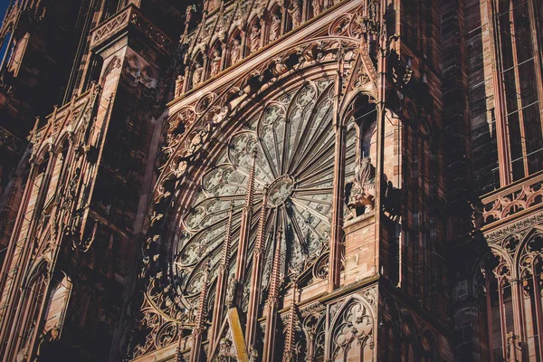 Vue sur la façade de l'ancienne cathédrale de Strasbourg — Photo