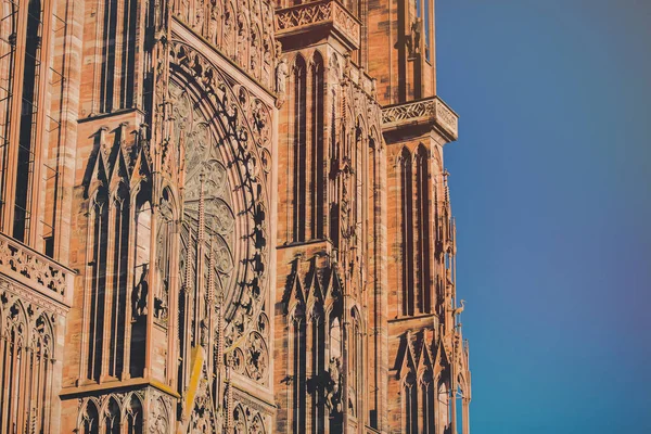 Pohled na fasádu staré katedrály v Strasburg — Stock fotografie