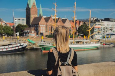 Genç kız üzerinde kalmak bir köprü Bremen ile arka plan üzerinde