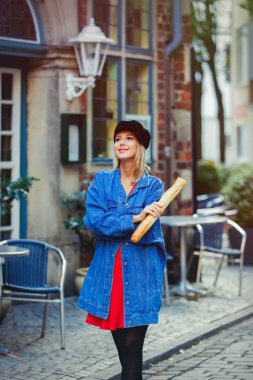 Bremen Ortaçağ Caddesi üzerinde kot ceketli genç bayan