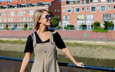 Genç kız üzerinde kalmak bir köprü Bremen ile arka plan üzerinde