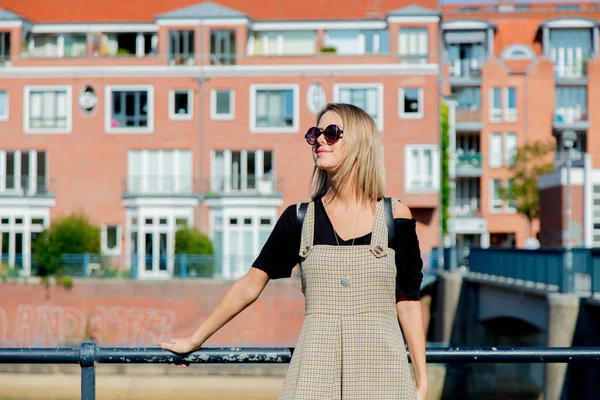 Gadis muda tinggal di jembatan dengan Bremen di latar belakang — Stok Foto