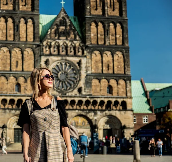 Chica joven en la plaza central de Bremen — Foto de Stock