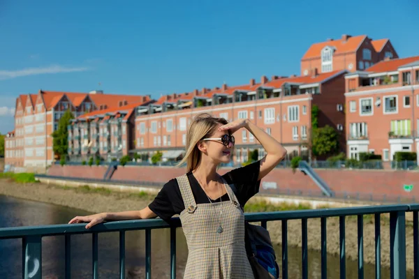 Giovane ragazza rimanere su un ponte con Brema sullo sfondo — Foto Stock