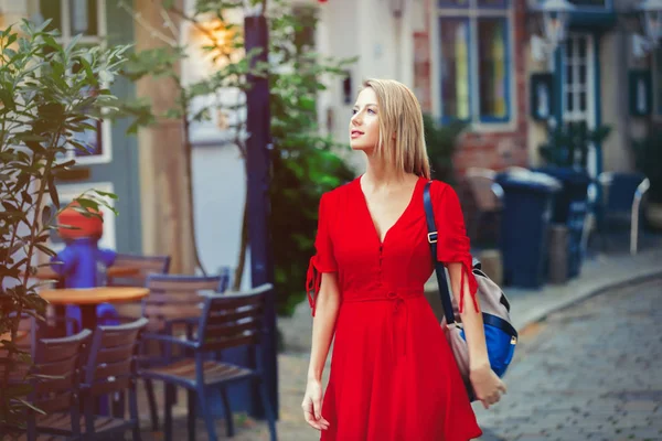 Jovem senhora de vestido na rua medieval de Bremen — Fotografia de Stock