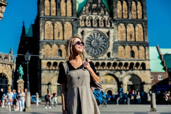 Jong meisje op het centrale plein van Bremen — Stockfoto