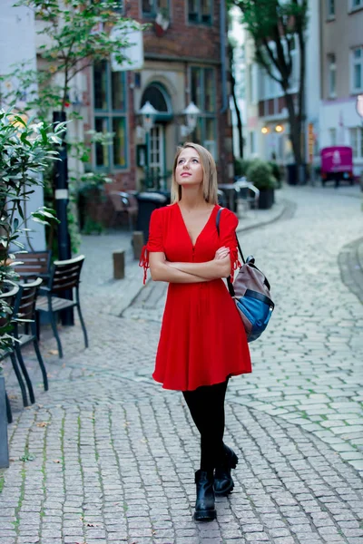 Jonge dame in jurk op middeleeuwse straat van Bremen — Stockfoto