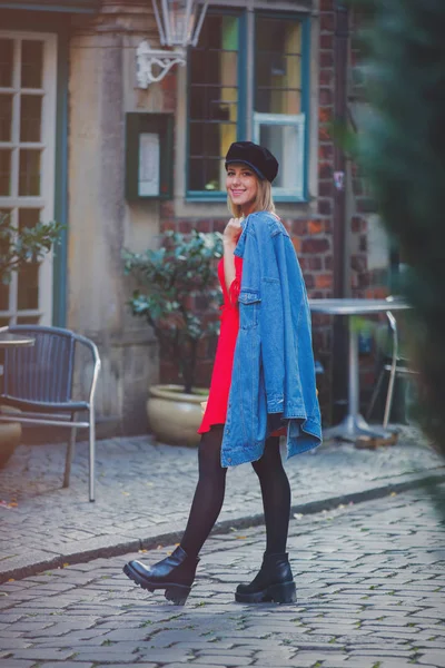 Panienka w jeans kurtka z ulicy średniowiecznego miasta Brema — Zdjęcie stockowe