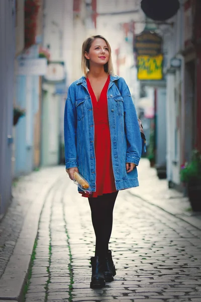 Jonge dame in jeans jasje op middeleeuwse straat van Bremen — Stockfoto