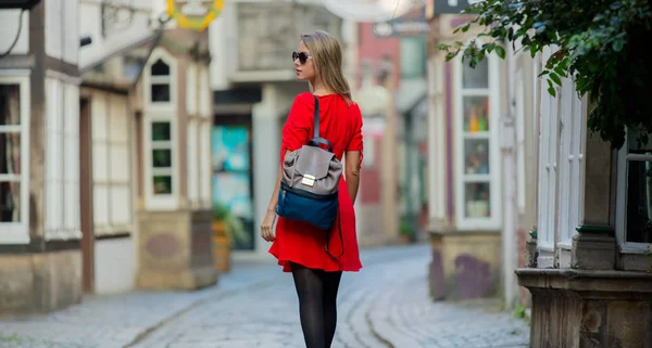 Mladá dáma v šatech na středověké ulice Brémy — Stock fotografie
