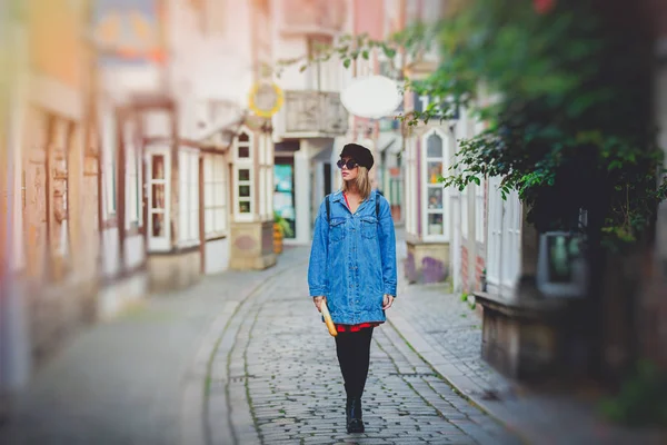 Young lady in jeans jacket on medieval street of Bremen — Stock Photo, Image