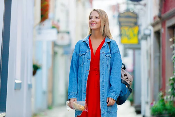 Jovem senhora de jeans jaqueta na rua medieval de Bremen — Fotografia de Stock