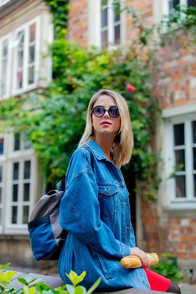 Jonge dame in jeans jasje op middeleeuwse straat van Bremen — Stockfoto