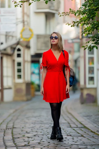 Jonge dame in jurk op middeleeuwse straat van Bremen — Stockfoto