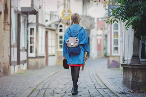 Giovane signora in giacca jeans sulla strada medievale di Brema — Foto Stock