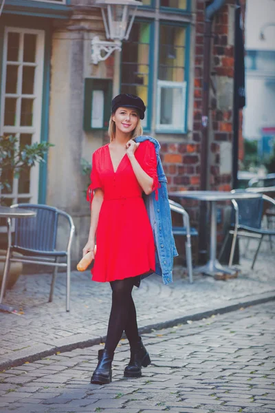 Jovem senhora de vestido na rua medieval de Bremen — Fotografia de Stock