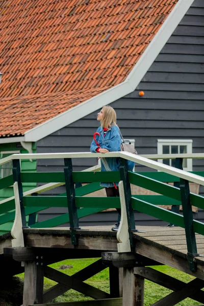 Lány farmer dzseki esernyő maradjon a híd — Stock Fotó