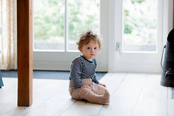 Pequeño bebé diviértete en el suelo —  Fotos de Stock