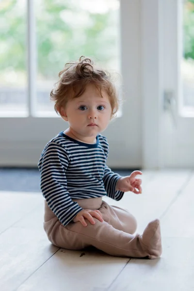 Kis baby boy szórakozni a padló — Stock Fotó