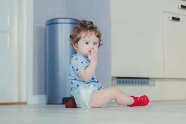 Il piccolo bambino si diverte su un pavimento — Foto Stock