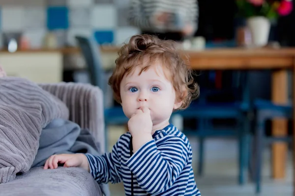 Pequeño bebé diviértete cerca de un sofá —  Fotos de Stock