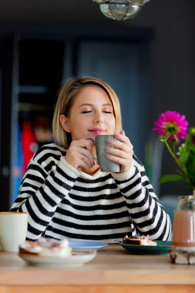 Girl at kitchen with cup in breakfast time. — Stock Photo, Image