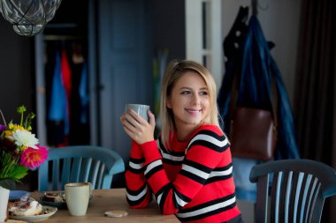 kız mutfakta kahvaltı saati Kupası ile.