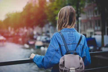 Amsterdam'da sırt çantası ile kız