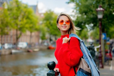 Tarzı kız Amsterdam'da güneş gözlüğü