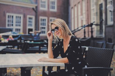 Amsterdam kafede siyah elbiseli kız