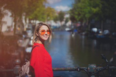 Tarzı kız Amsterdam'da güneş gözlüğü