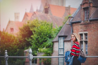 Bruges sokaklarında, kırmızı kazaklı genç kız