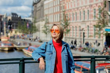 Amsterdam'da köprüsünde turuncu güneş gözlüklü kız