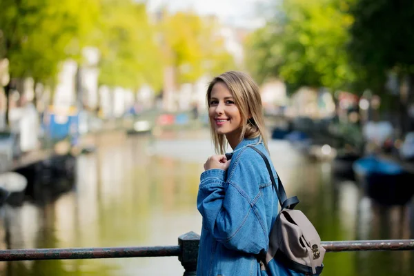 Chica con mochila en Amsterdam — Foto de Stock