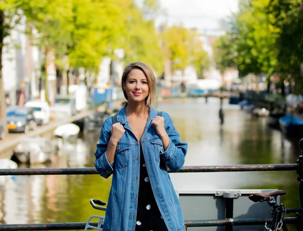 Девушка с рюкзаком в Амстердаме — стоковое фото