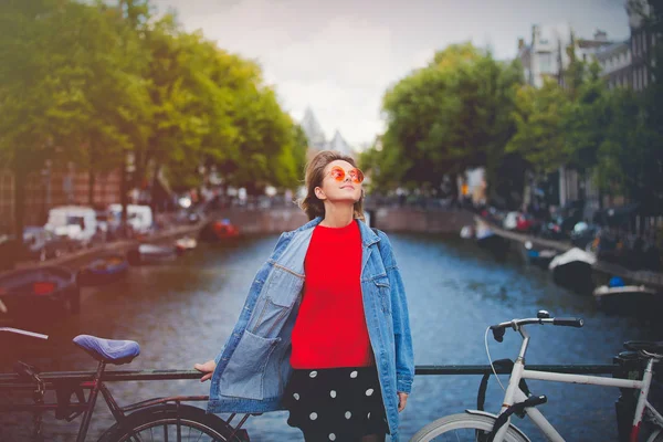 Ginebra en gafas de sol en Amsterdam, temporada de otoño —  Fotos de Stock