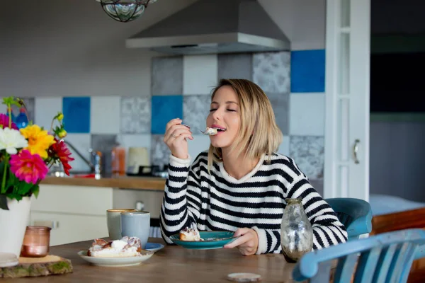 Ragazza in cucina con torta a colazione . — Foto Stock