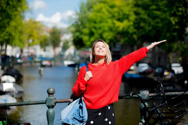 在阿姆斯特丹的桥梁红色毛衣和背包女孩 — 图库照片
