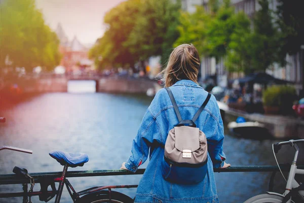 Chica con mochila en Amsterdam, temporada de otoño —  Fotos de Stock