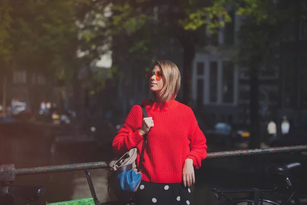 Estilo menina em óculos de sol em Amsterdã — Fotografia de Stock