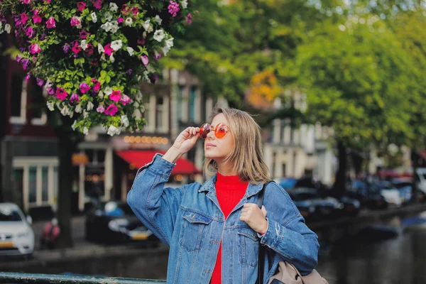 Джин в сонцезахисні окуляри в Амстердам, осінній сезон — стокове фото