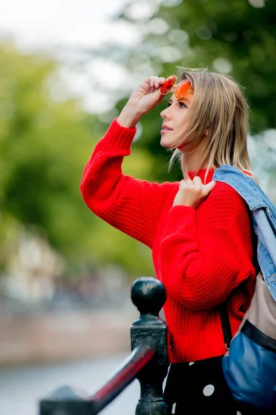 Stil flicka i solglasögon i Amsterdam — Stockfoto