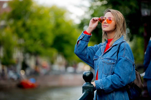 Τζιν σε γυαλιά ηλίου στο Αμστερνταμ, σεζόν Φθινόπωρο — Φωτογραφία Αρχείου