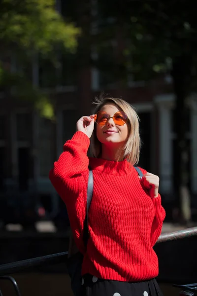 Stílus lány napszemüveg Amszterdamban — Stock Fotó