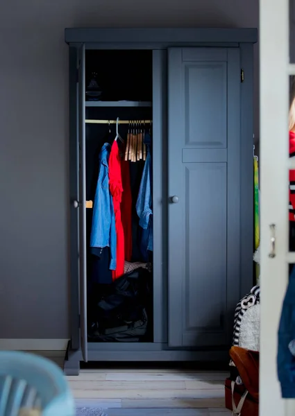 Вид на гардероб с одеждой в спальне — стоковое фото