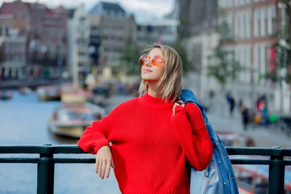 Chica en gafas de sol en el puente en Amsterdam — Foto de Stock